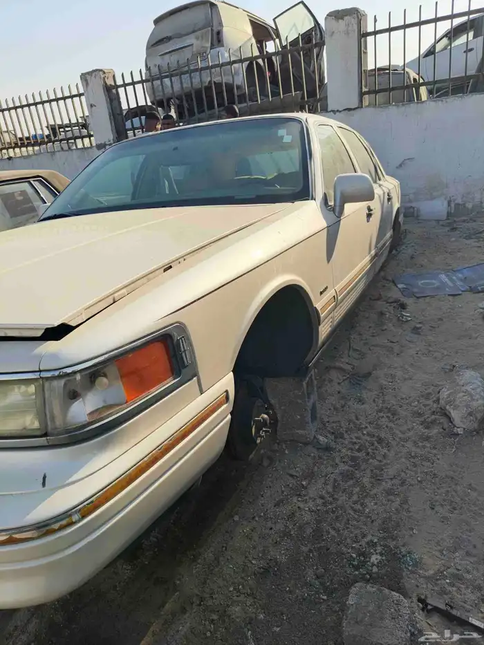 قطع غيار لينكون تاون كار 1997 تشليح 3