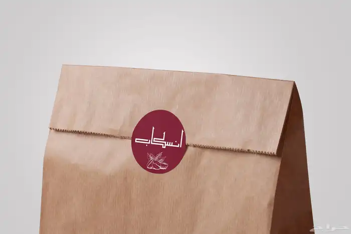 مصممة جرافيك وهويات بصرية 12