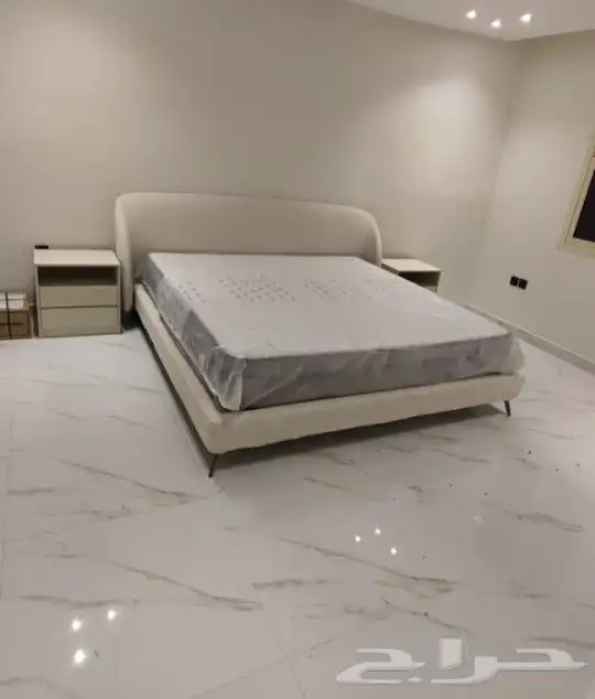 سرير أنيق بتصميم عصري وجودة عالية  مع مرتبة فندقية مريحة تمن 0
