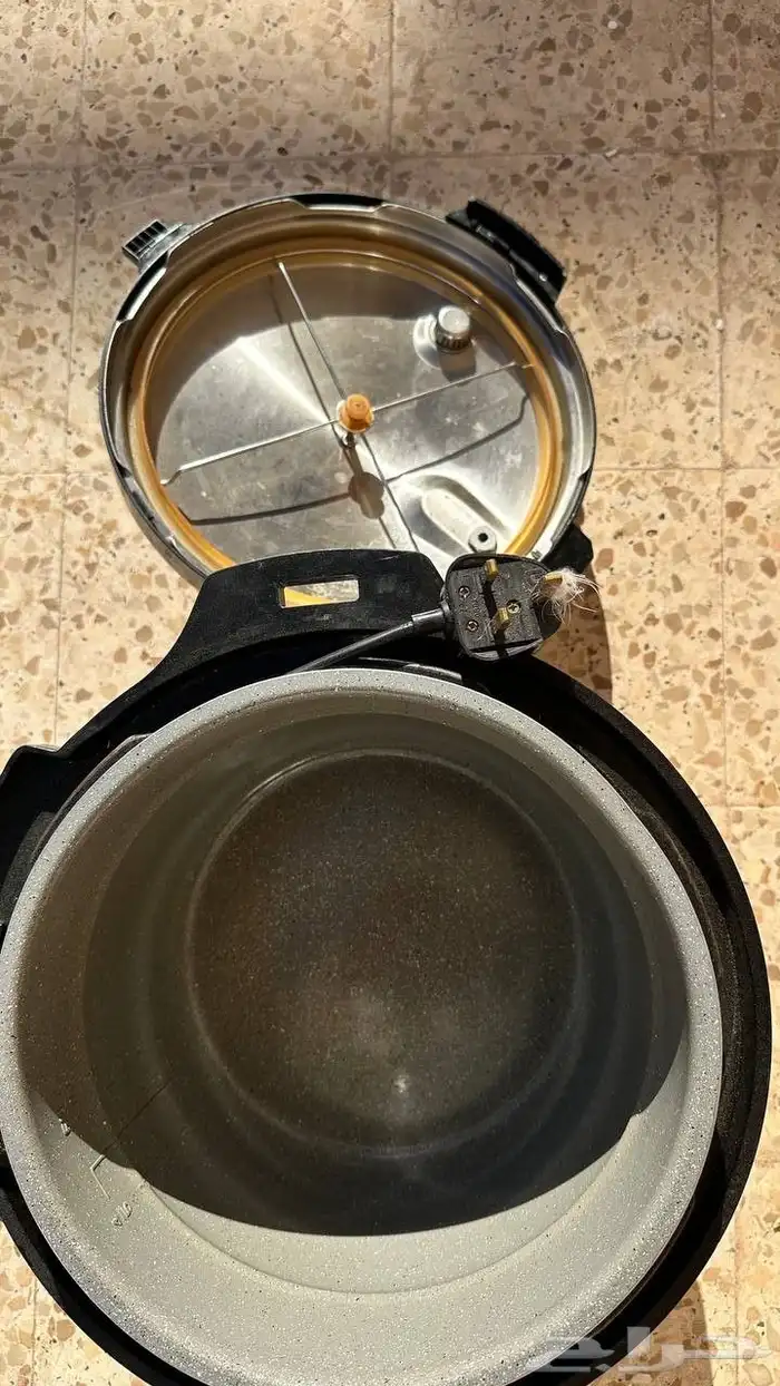 ضغط كهربائي شغال نظيف ما في شيء غير الغطاء مكسور 0