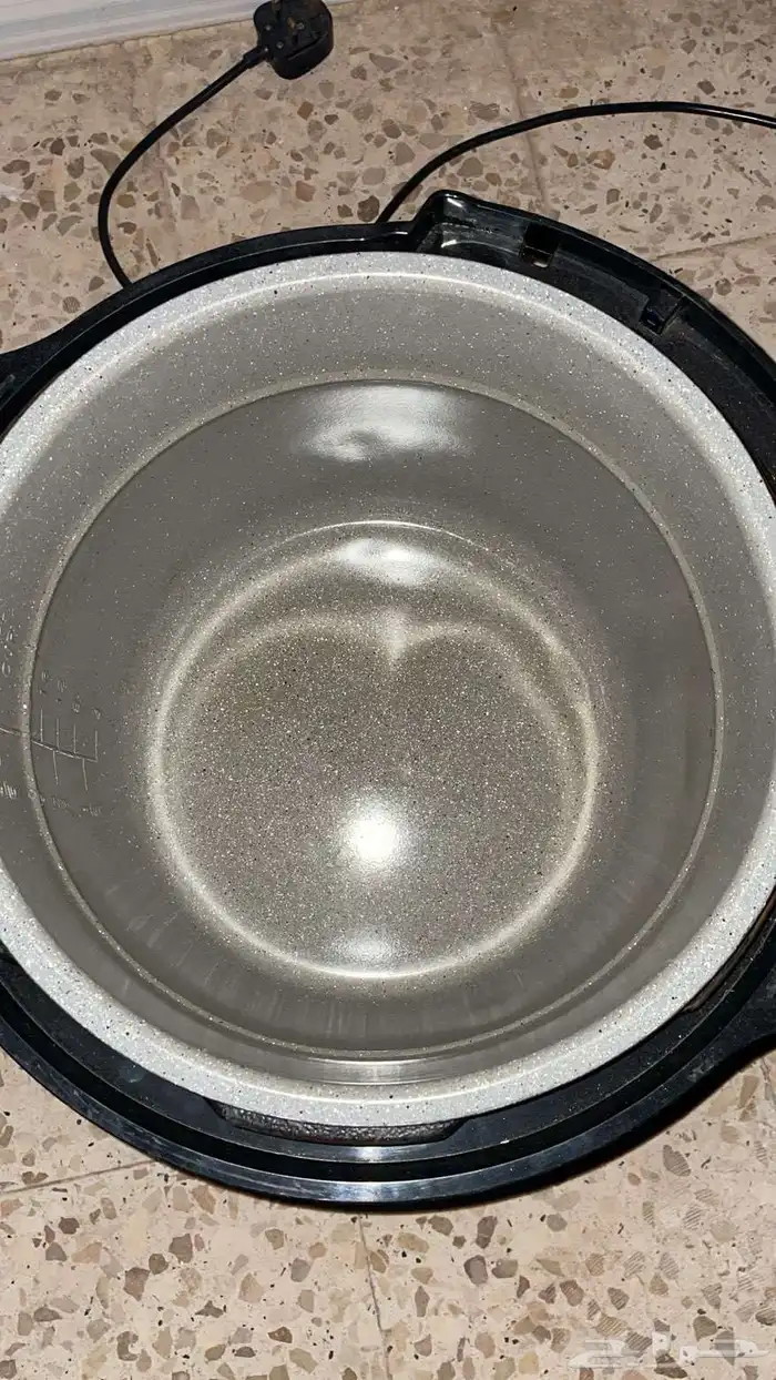 ضغط كهربائي شغال نظيف ما في شيء غير الغطاء مكسور 1