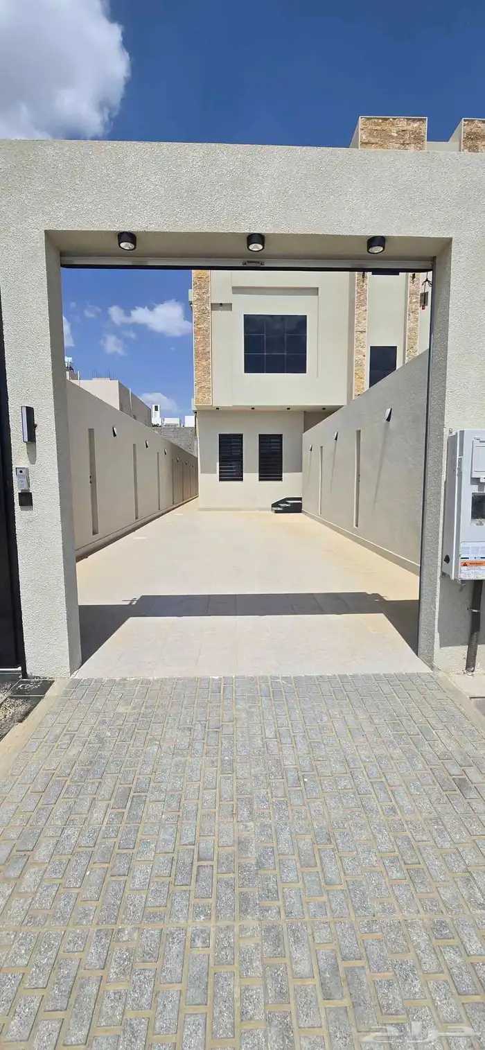 للبيع روف ارضى بحوش ومدخل سياره ابها المحاله 0
