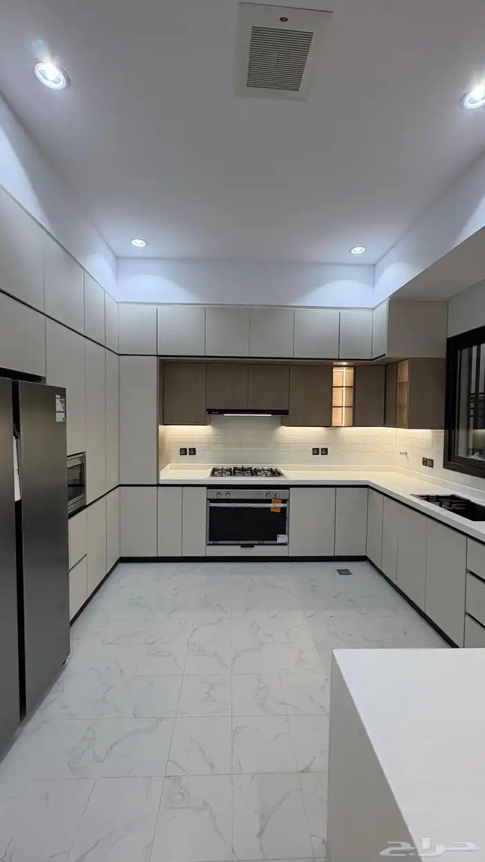 تصميم مطبخ أنيق بألوان فاتحة يمنح إحساس بالرحابة والهدوء 4