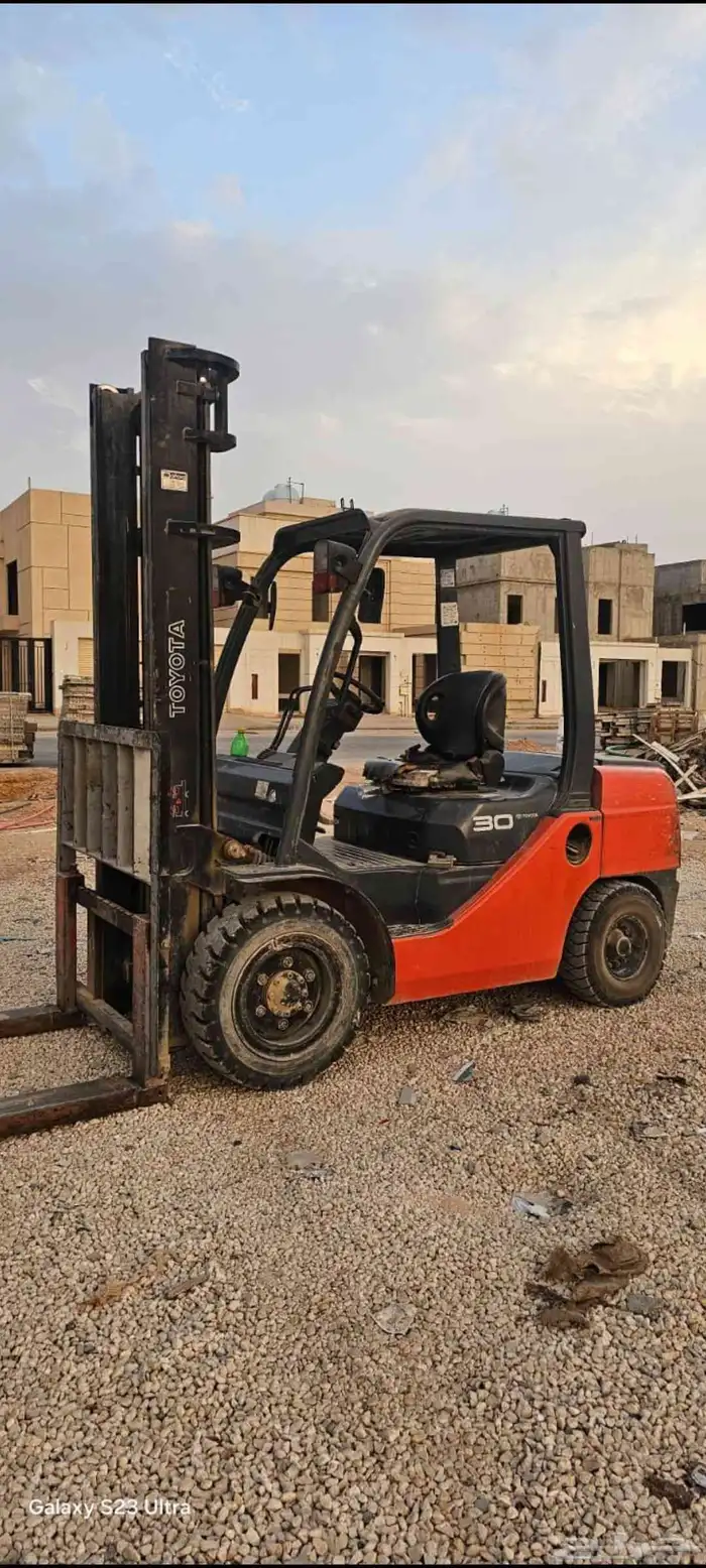 رافعة شوكيه ثلاثه طن ثلاث حركات للايجار الشهري بدون سواق 0