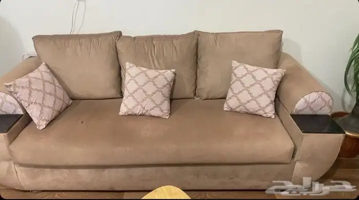 للبيع طقم كنب نظيف ومميز - لون بيج بني مع مساند خشبية 2