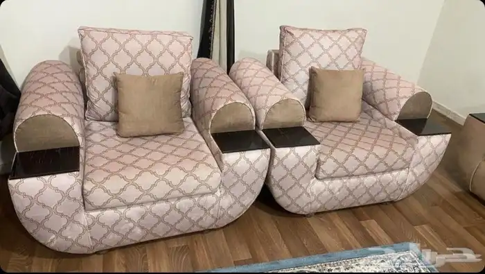 للبيع طقم كنب نظيف ومميز - لون بيج بني مع مساند خشبية 0