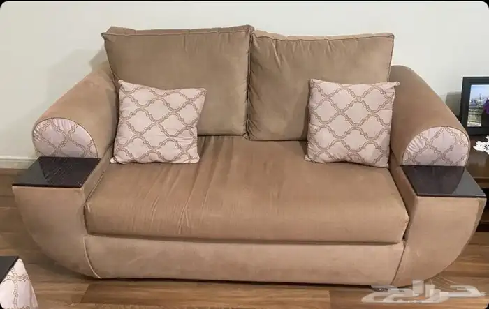 للبيع طقم كنب نظيف ومميز - لون بيج بني مع مساند خشبية 1