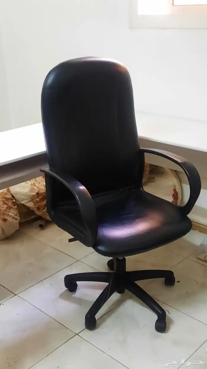 طاولة مكتب نظيفه ما شاء الله معاها كرسي دوار لأعلى سعر 2