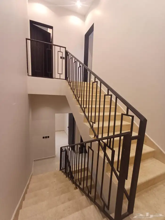 للبيع شقه مع سطح حي البيان 3