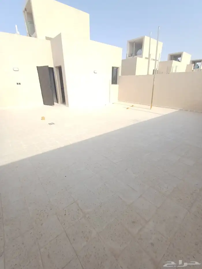 للبيع شقه مع سطح حي البيان 6