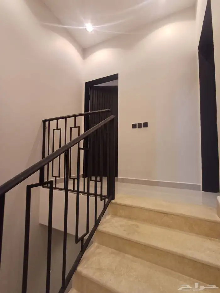 للبيع شقه مع سطح حي البيان 0