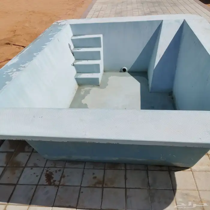 للبيع مسبح نظيف ان شاء الله ما عدا الجزء الظاهر بالصورة فيه 0