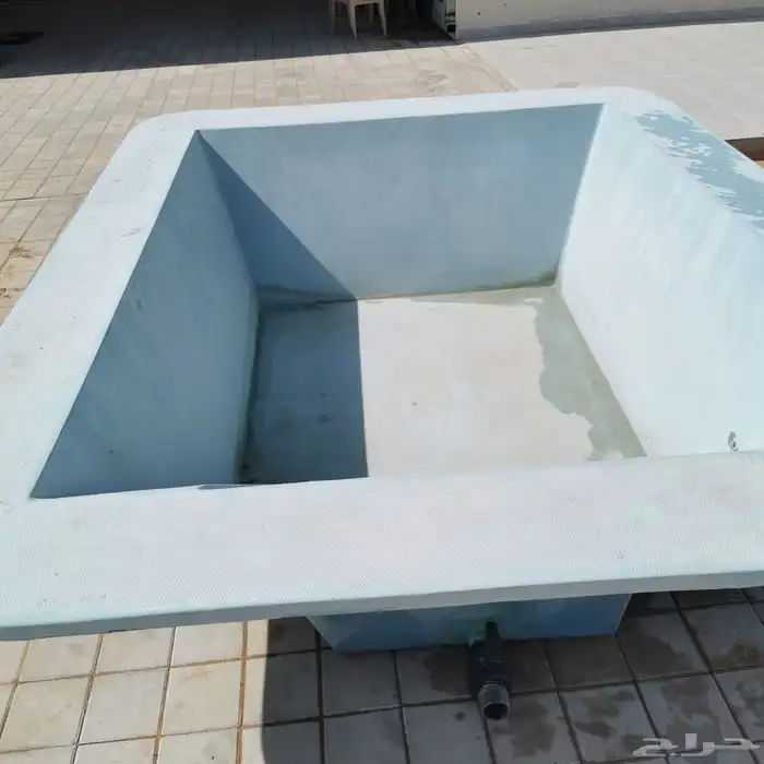 للبيع مسبح نظيف ان شاء الله ما عدا الجزء الظاهر بالصورة فيه 1