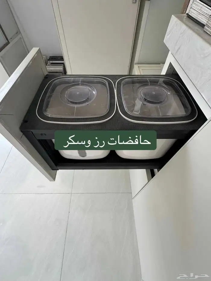 تصميم مطبخ أنيق بألوان فاتحة يمنح إحساس بالرحابة والهدوء 7