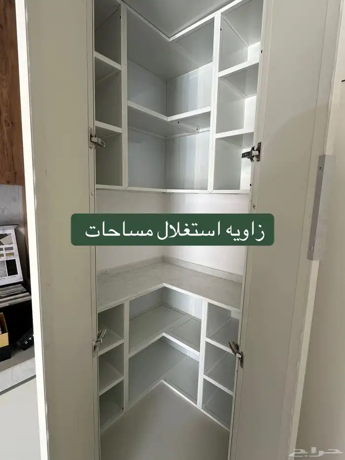 تصميم مطبخ أنيق بألوان فاتحة يمنح إحساس بالرحابة والهدوء 8