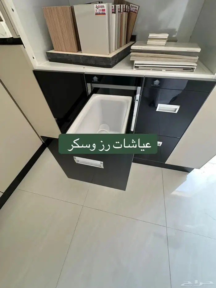تصميم مطبخ أنيق بألوان فاتحة يمنح إحساس بالرحابة والهدوء 9
