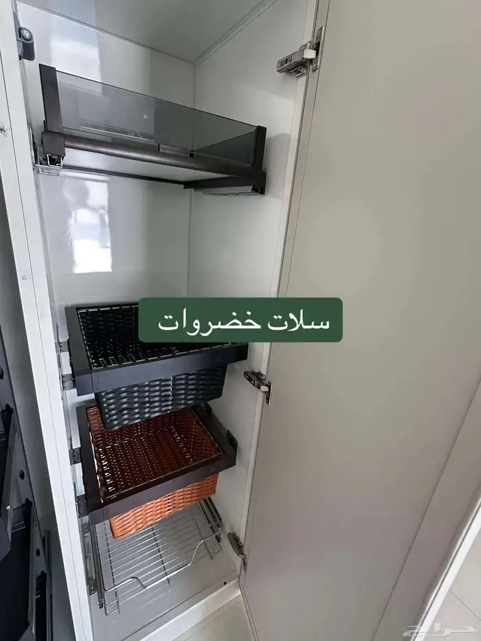 تصميم مطبخ أنيق بألوان فاتحة يمنح إحساس بالرحابة والهدوء 6
