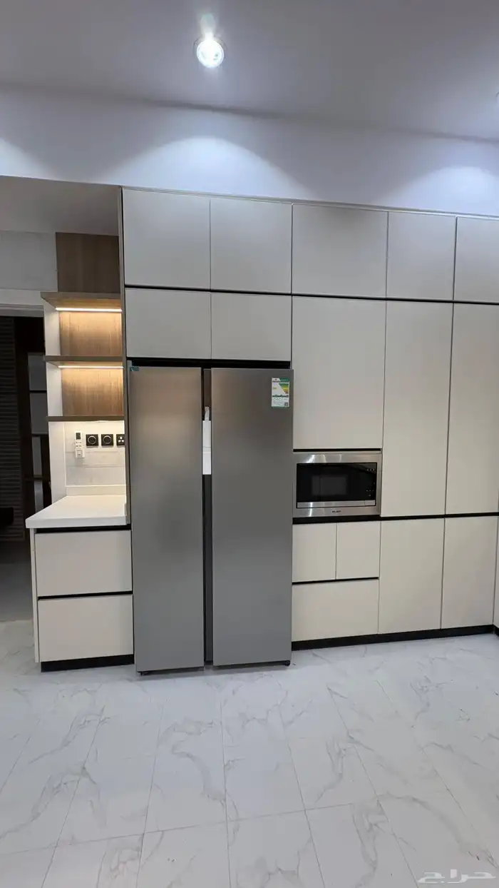 تصميم مطبخ أنيق بألوان فاتحة يمنح إحساس بالرحابة والهدوء 2