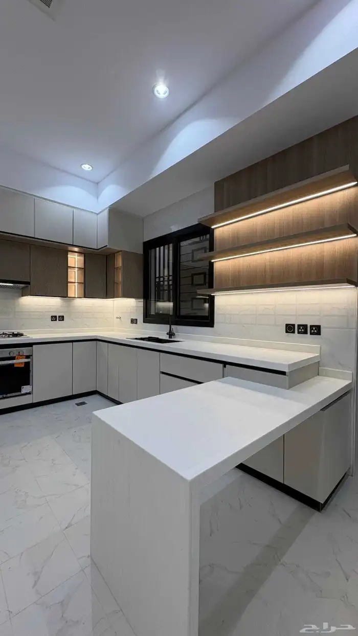 تصميم مطبخ أنيق بألوان فاتحة يمنح إحساس بالرحابة والهدوء 1