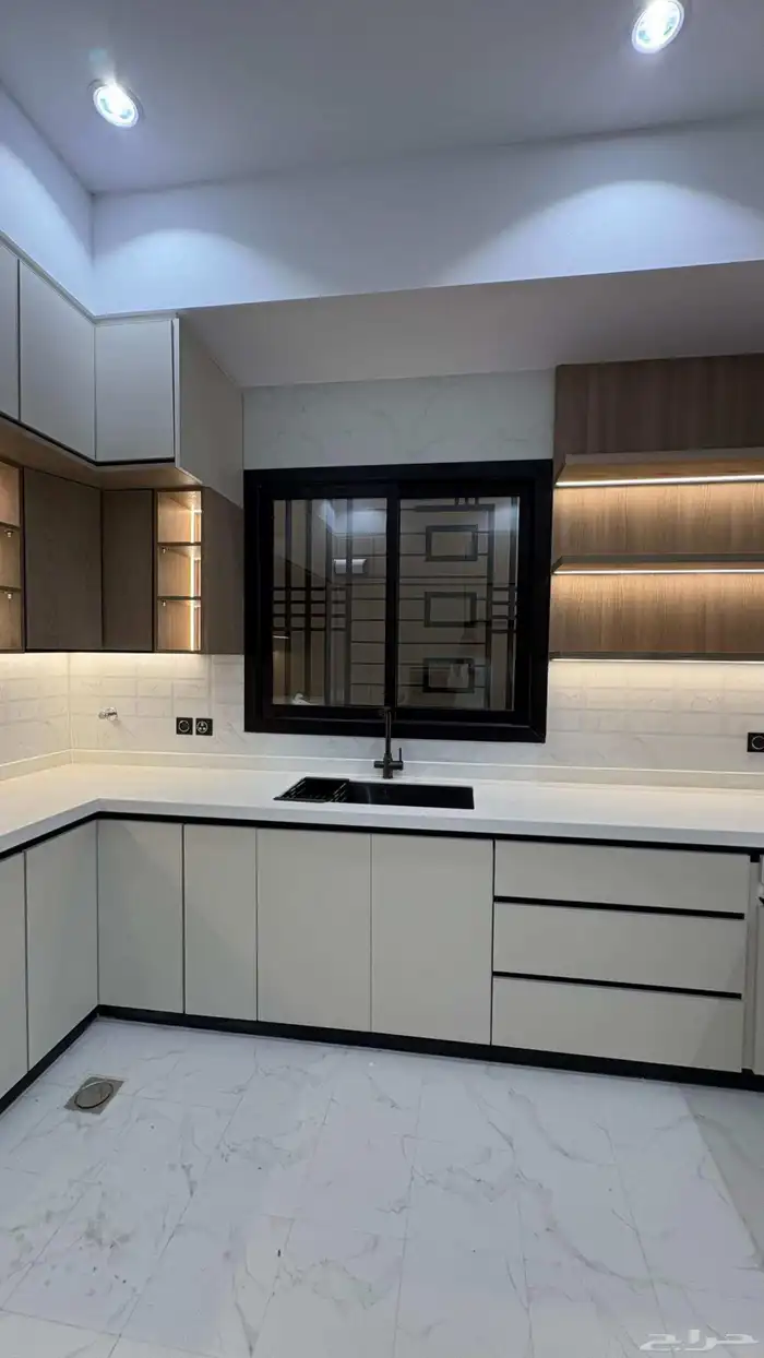 تصميم مطبخ أنيق بألوان فاتحة يمنح إحساس بالرحابة والهدوء 3