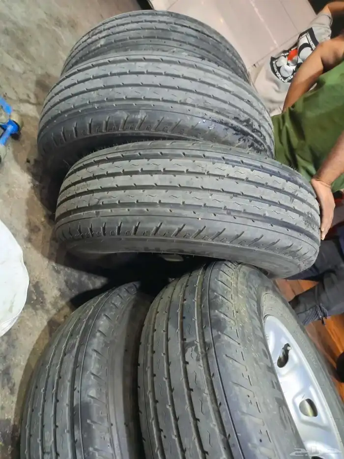 5 جنوط نيسان حوض اصلي و5 كفرات شاهين نظيفه مره مقاس 16 6