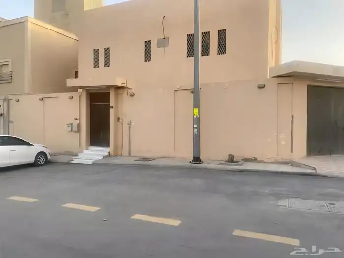 للبيع فيلا بقيمه ارض حي العقيق مساحه 380م زاويه شارع 20 شرقي 0