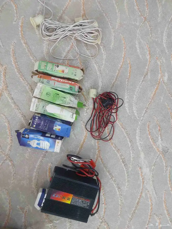 شنطه بها محول كهرب يشتغل ع البطاريه قوته 600 وات ومعه 6لمبات 0