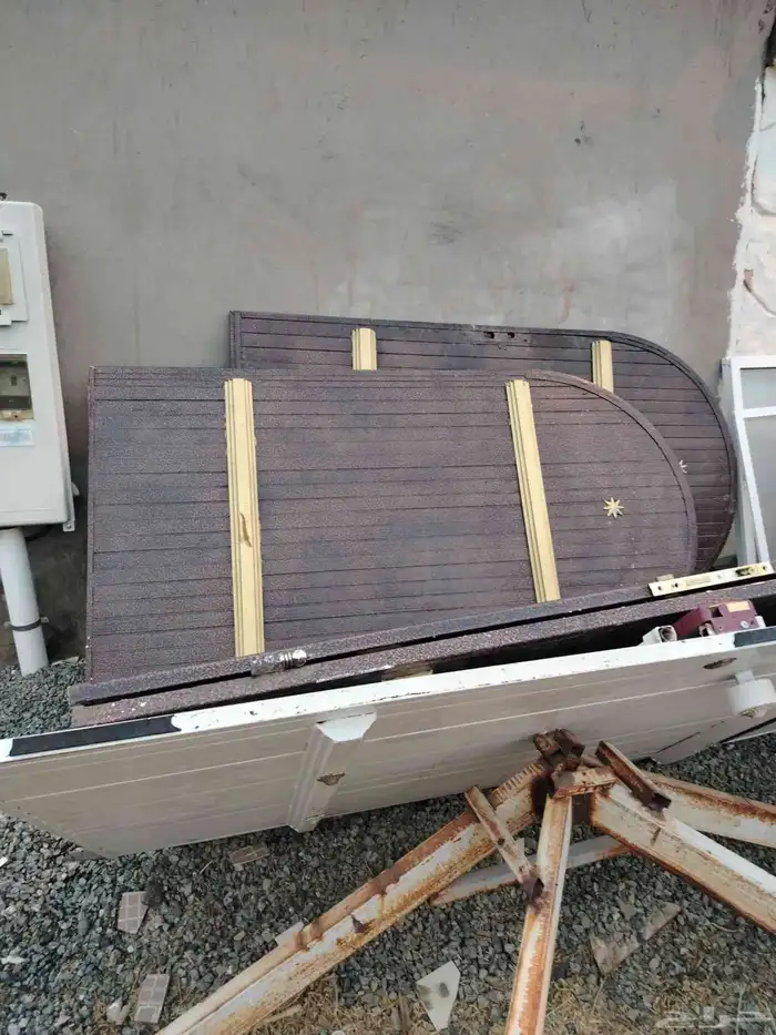 بيبان حديد 5 وطاوله قزاز معه اربعه صغير وطاوله اخرى 1