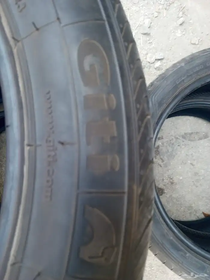 كفرات صيني مستعمله شبه جديد مقاس 235 50 19 6