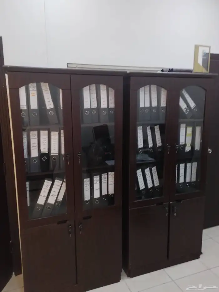 طاولة مكتب مع ملحق بسعر 350ريال ودولاب 250ريال وكرسي100ريال 2