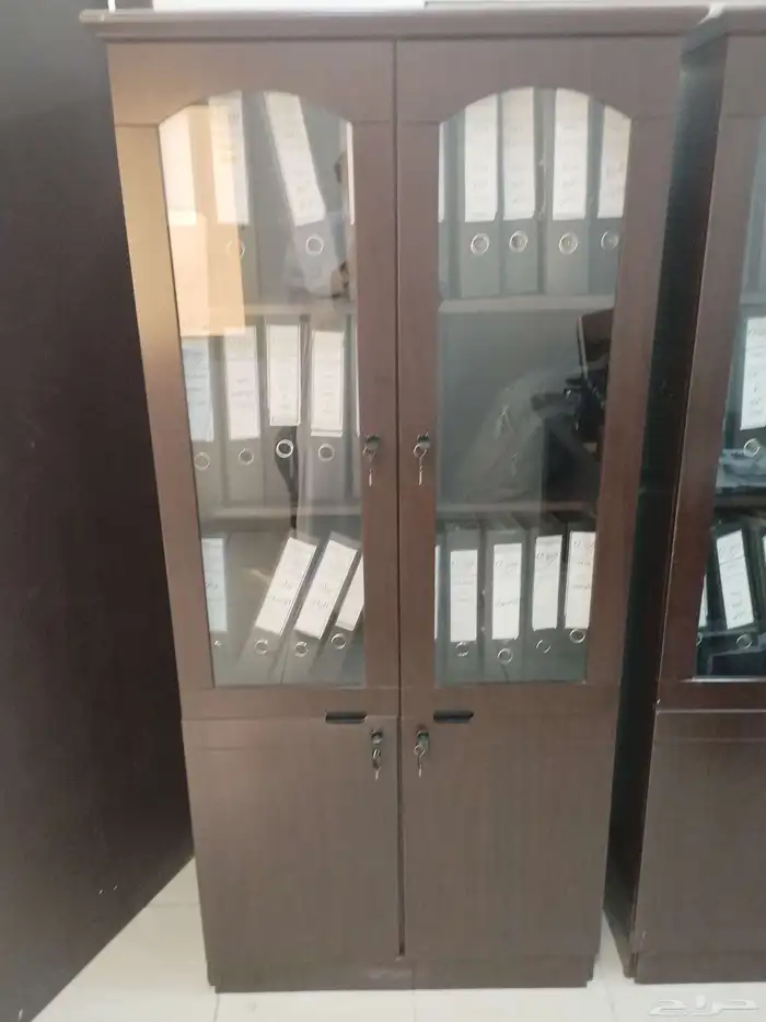 طاولة مكتب مع ملحق بسعر 350ريال ودولاب 250ريال وكرسي100ريال 1