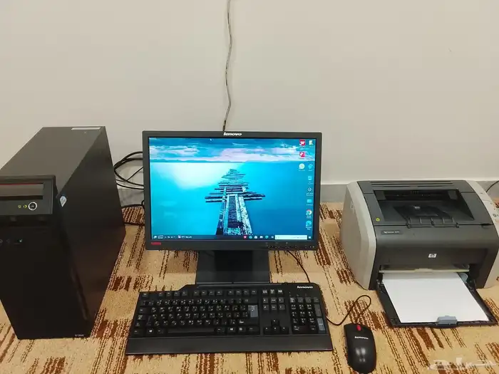 كمبيوتر مكتبي مع طابعة 0