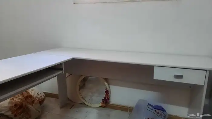 طاولة مكتب نظيفه ما شاء الله معاها كرسي دوار لأعلى سعر 3