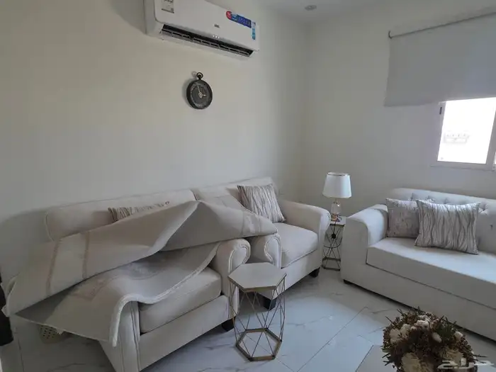 للبيع طقم كنب مع طاولات 0