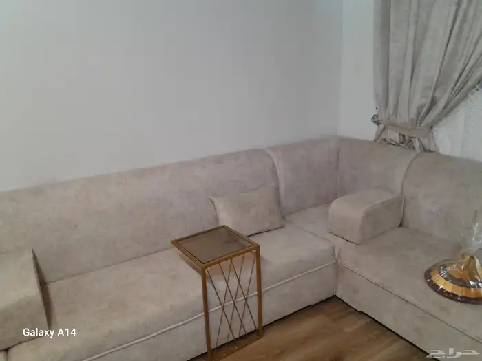يوجد طاولات مستخدمه نظيفه وشجره صناعيه 2