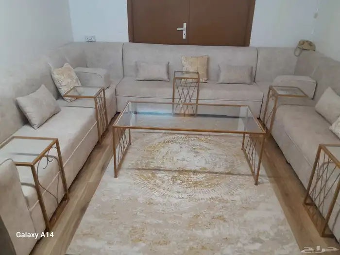 يوجد طاولات مستخدمه نظيفه وشجره صناعيه 3