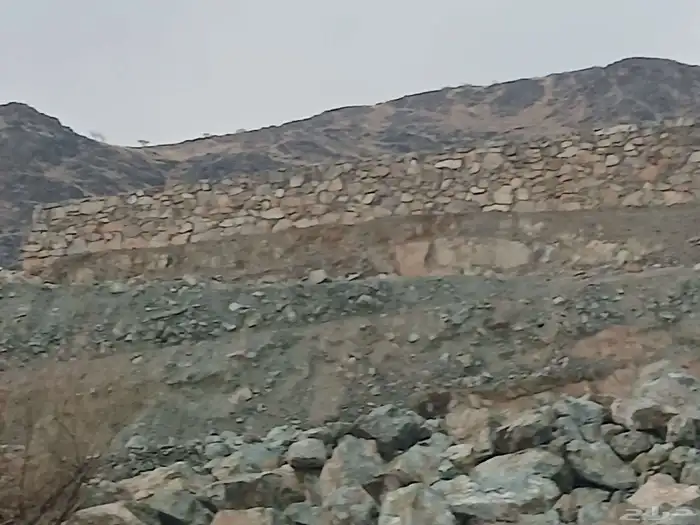 بناء حجر صخري كبير من احجار بيده. 7