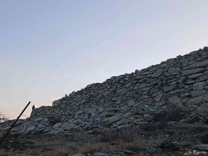بناء حجر صخري كبير من احجار بيده. 3