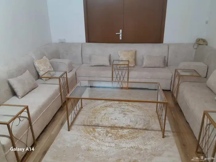 يوجد طاولات مستخدمه نظيفه وشجره صناعيه 1