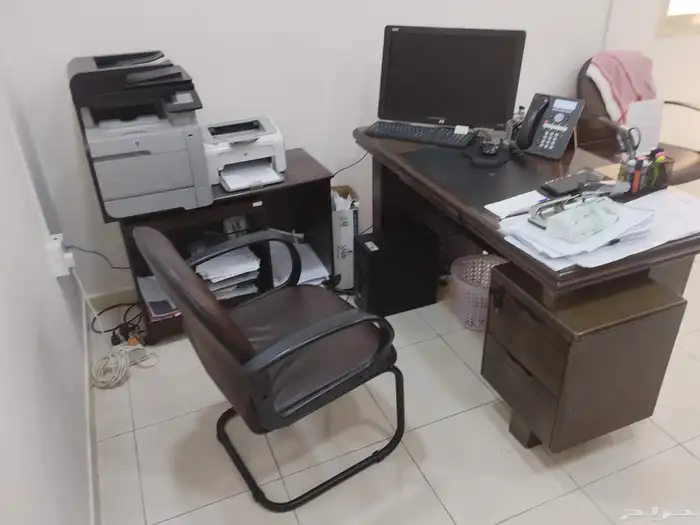 طاولة مكتب مع ملحق بسعر 350ريال ودولاب 250ريال وكرسي100ريال 3
