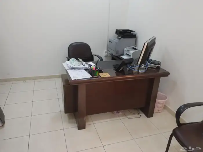 طاولة مكتب مع ملحق بسعر 350ريال ودولاب 250ريال وكرسي100ريال 0