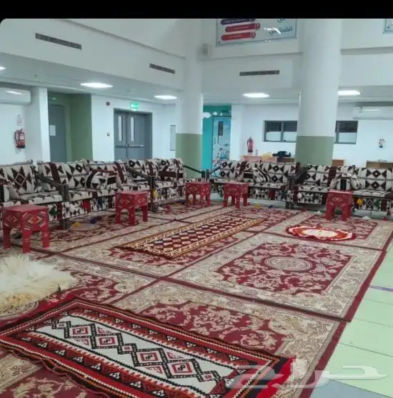 تاجير كنب ابيض كنب بيج كراسي طاولات جلسات شعبيه كوش 5