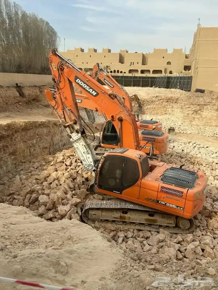 سائق بوكلين يبحث عن عمل في الرياض الجنسية يمني 2