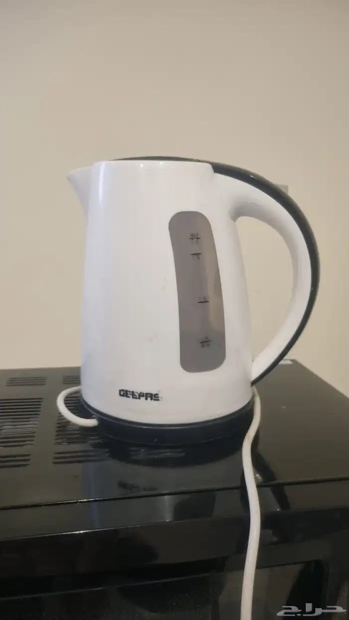 Geepas white kettle 0