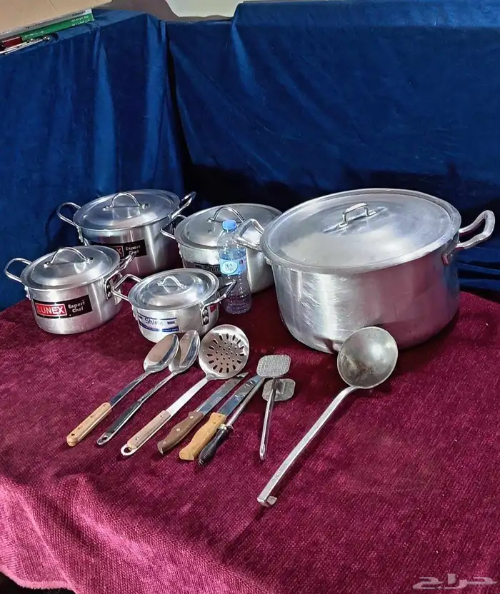 قدور معدن مع مغارف 0