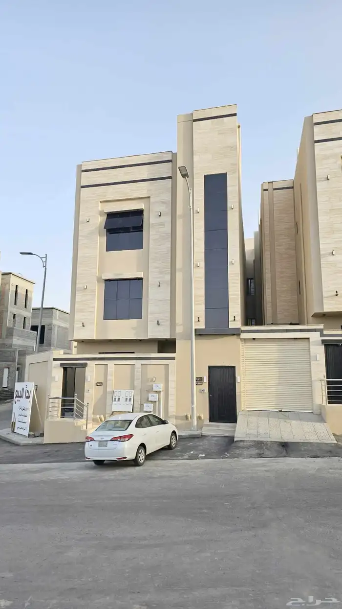 للبيع شقه دور ثاني مع سطح المصعد شغل بسعر 540الف حي الضيافه 0