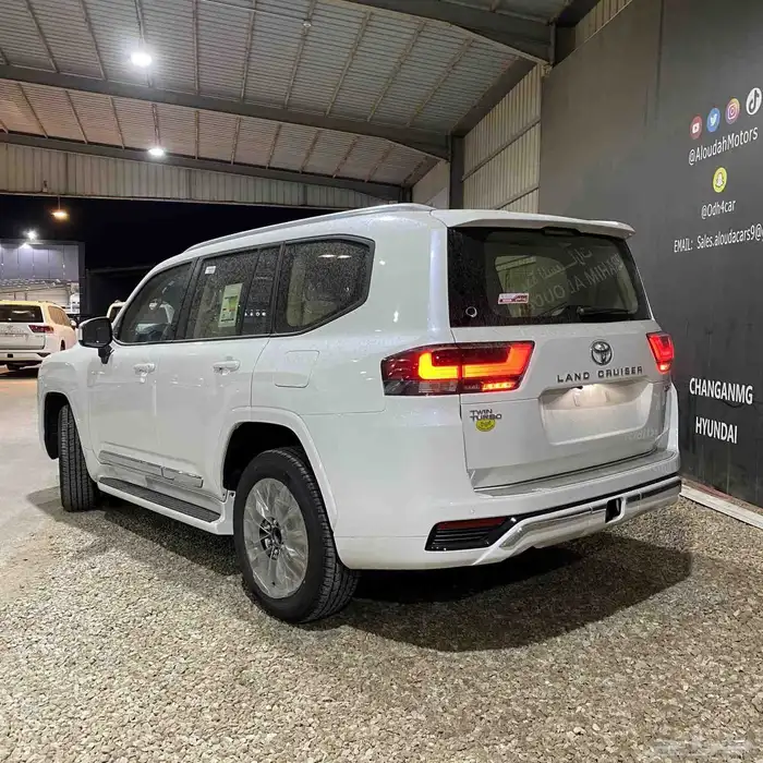 تويوتا لاندكروزر GXR 4 بنزين 2025 5