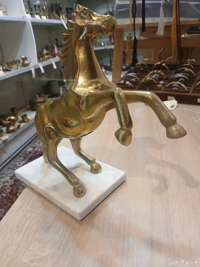 مجسم حصان نحاسي على قاعده 1
