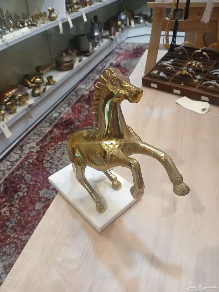 مجسم حصان نحاسي على قاعده 0