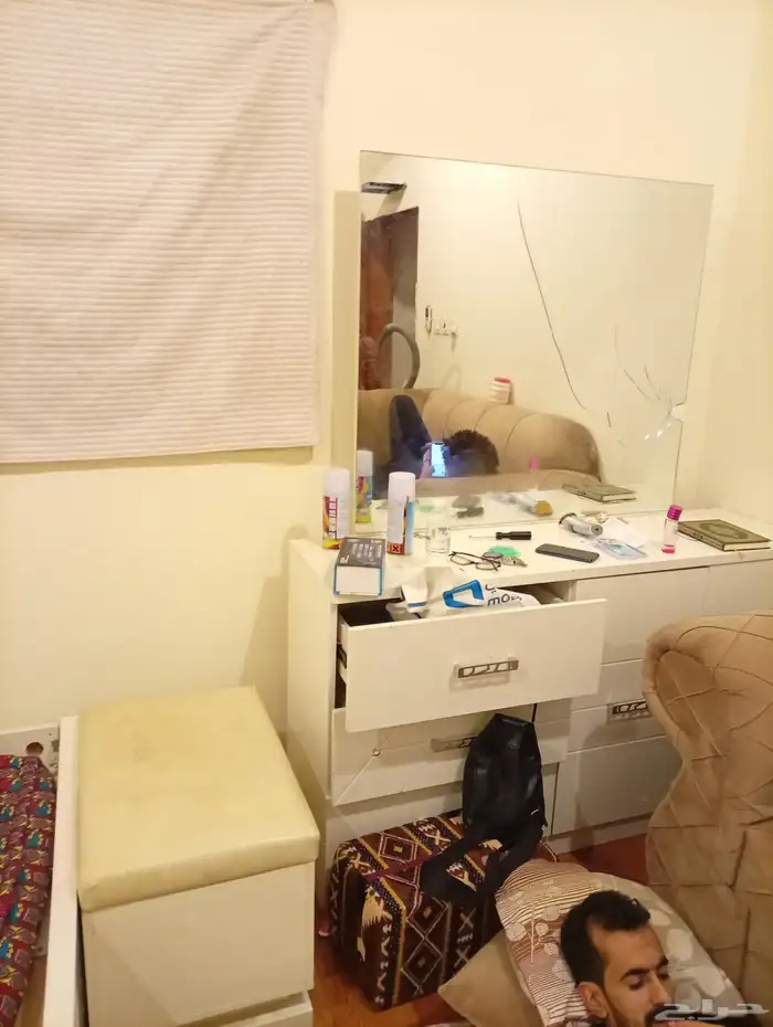 غرفة نوم مكونه من سرير نوم ودولاب وتسريح فقط 500 ريال 1